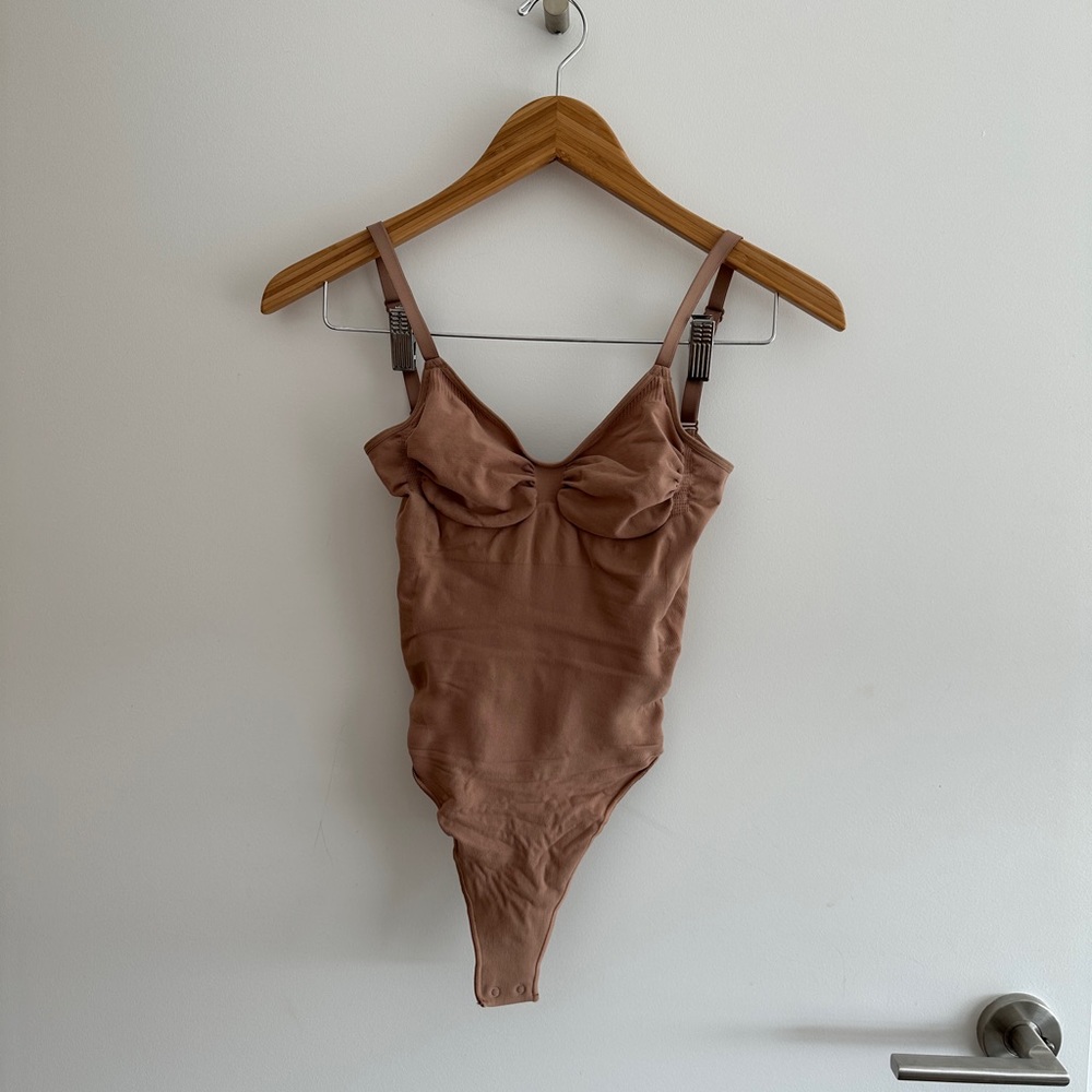 SKIMS SEAMLESS THONG BODYSUIT WITH SCOOP BACK